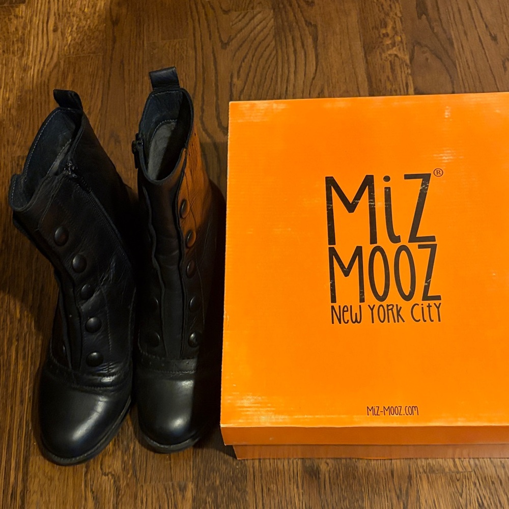 Miz Mooz Black Leather Jozie Ankle Boots with button detail, size 39 (us 8.5) - Picture 9 of 12